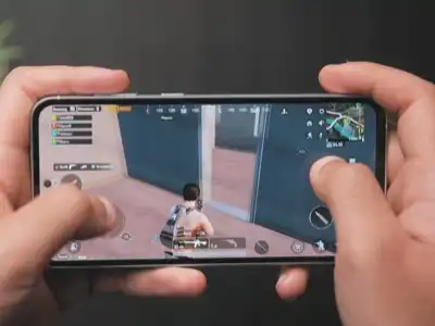 صورة لهاتف Samsung Galaxy S23 أثناء تشغيل لعبة توضح أداء الرسوميات وسلاسة اللعب