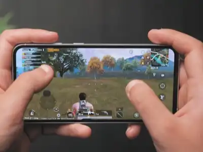 صورة لهاتف Samsung Galaxy S23 أثناء تشغيل لعبة توضح أداء الرسوميات وسلاسة اللعب