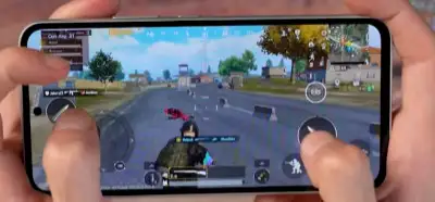 هاتف Samsung Galaxy A54 أثناء تشغيل الألعاب مع أداء سلس ورسوميات واضحة
